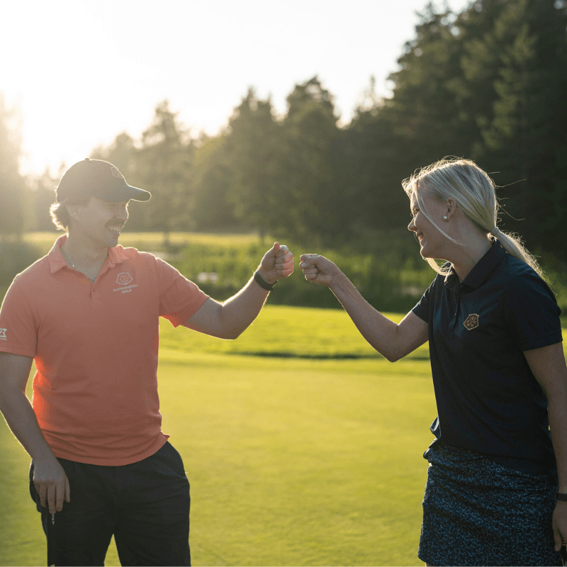 Golfaajia Kankaisten Golfin kentällä auringonlaskussa